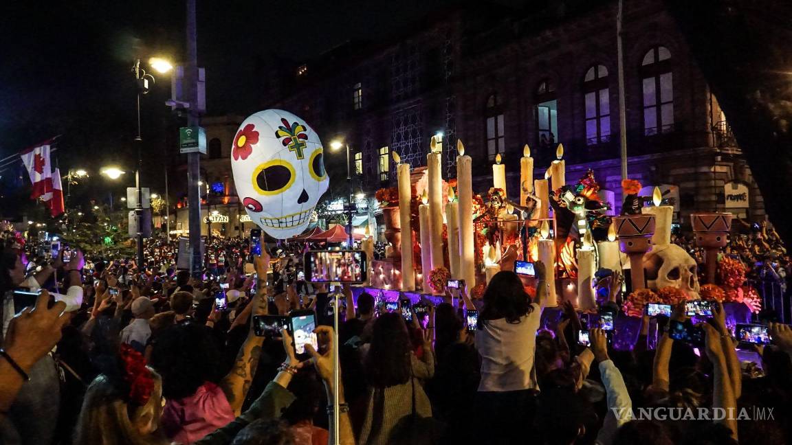 $!Calaveras, catrines, catrinas, flores, mariposas monarcas y muchos colores son los que engalanaron el “Desfile de Día de Muertos”.