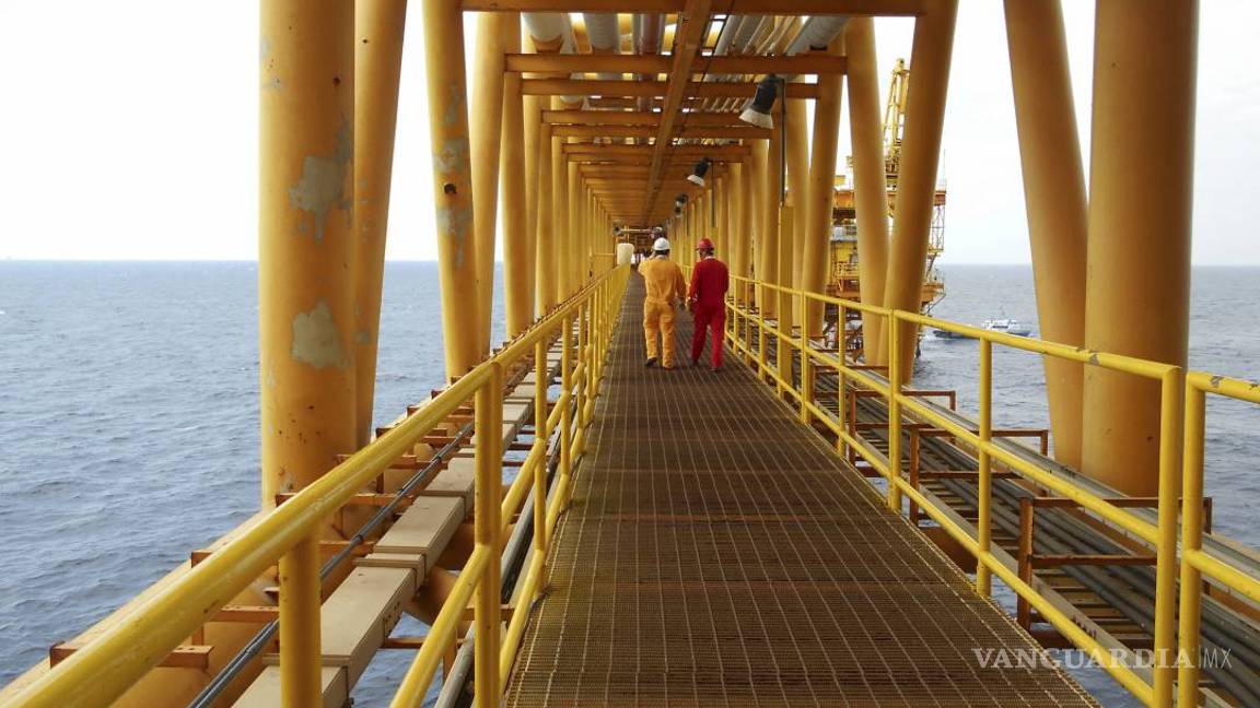 $!Empleados de plataformas petroleras, el alma de un sector en crisis en México