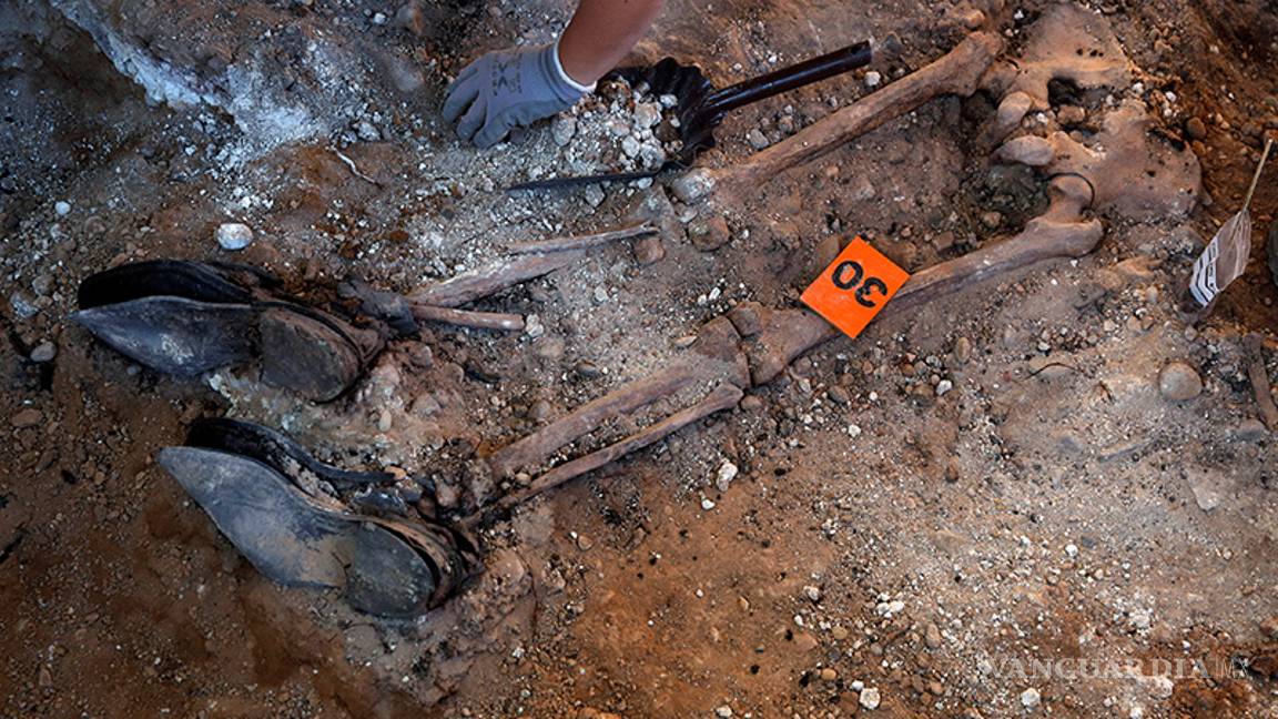 $!Descubren fosa con restos de cientos de personas asesinadas por el dictador español Francisco Franco