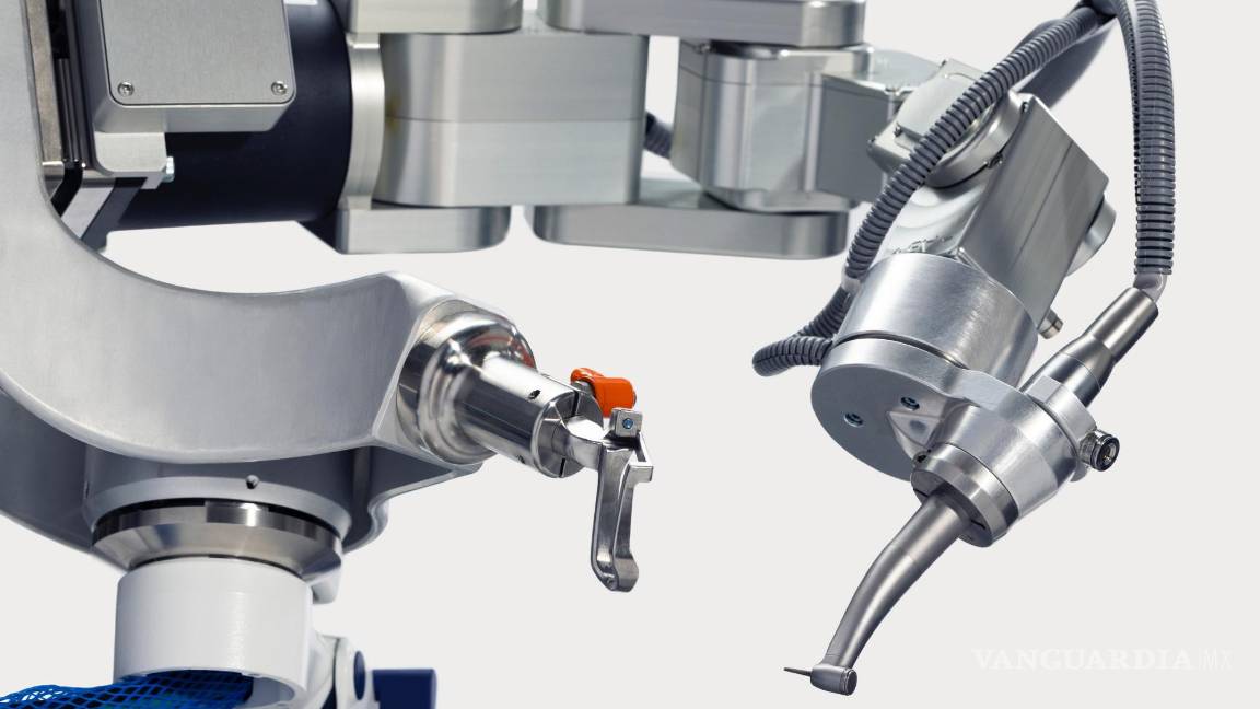 $!Primer plano del robot Perceptive con IA.