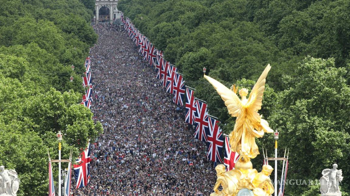 Miles de personas festejan a Isabel II por su Jubileo de Platino