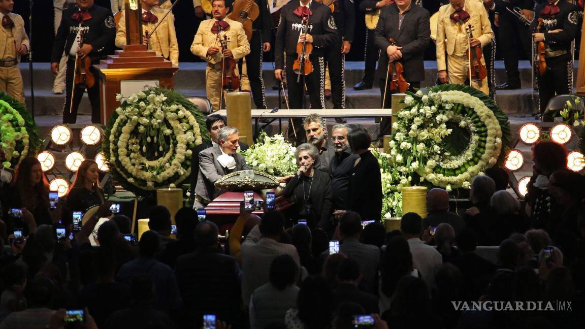 $!La familia Fernández durante el velorio de Vicente Fernández, en diciembre de 2021.