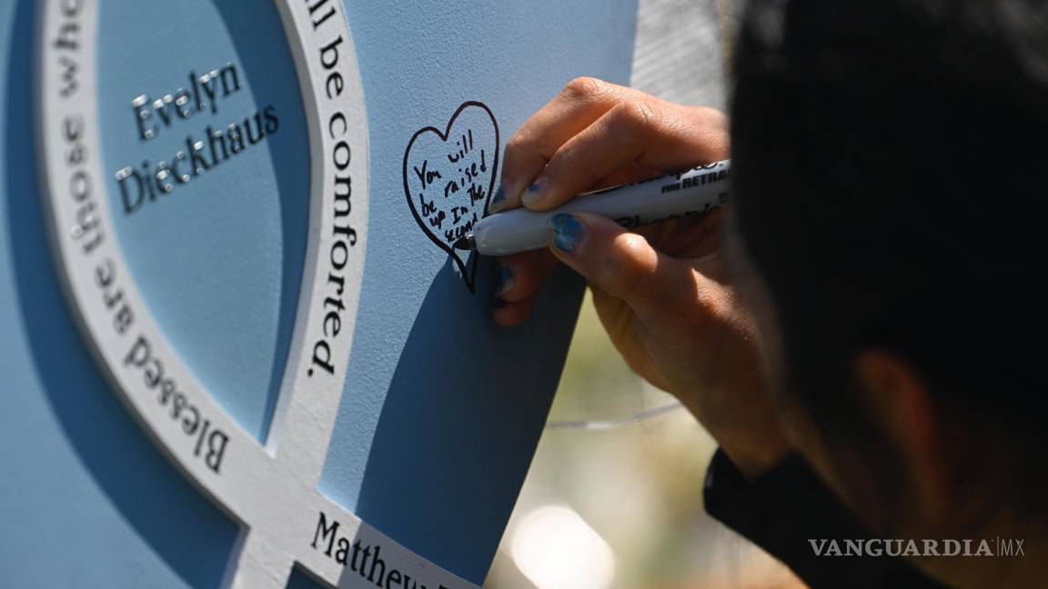 $!Un niño deja un mensaje en una cruz a la entrada de la Escuela Covenant en Nashville, Tennessee.