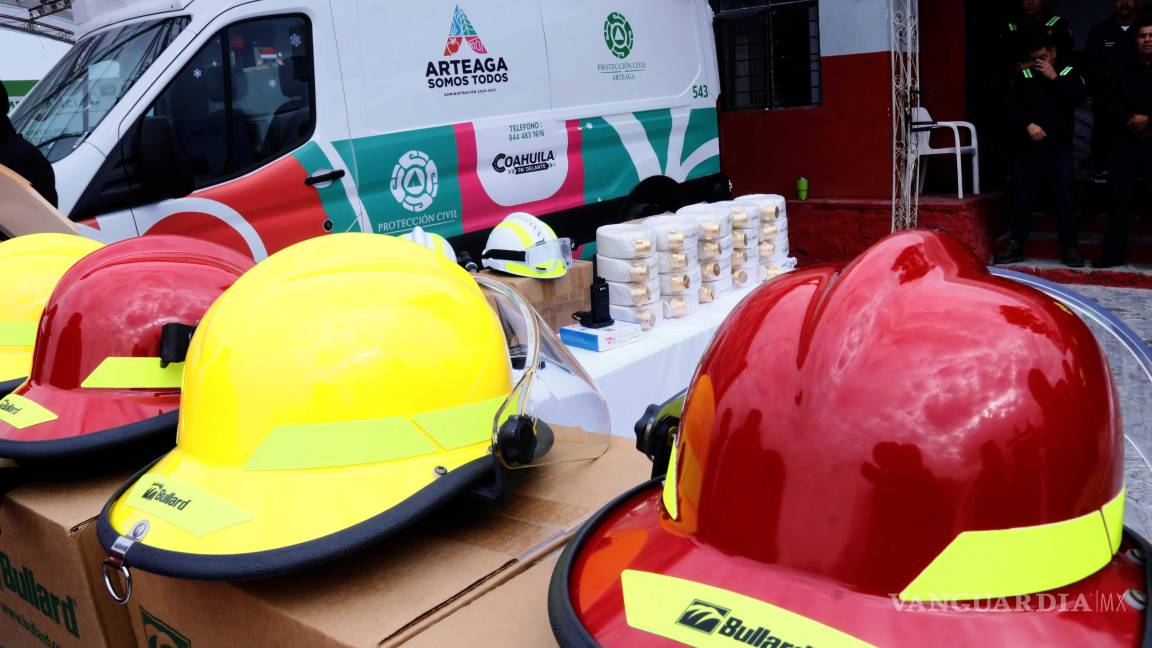 $!Entre el material entregado se incluyen cascos para bomberos estructurales y brigadistas forestales, mangueras, radios, bases de cama, colchones y almohadas.