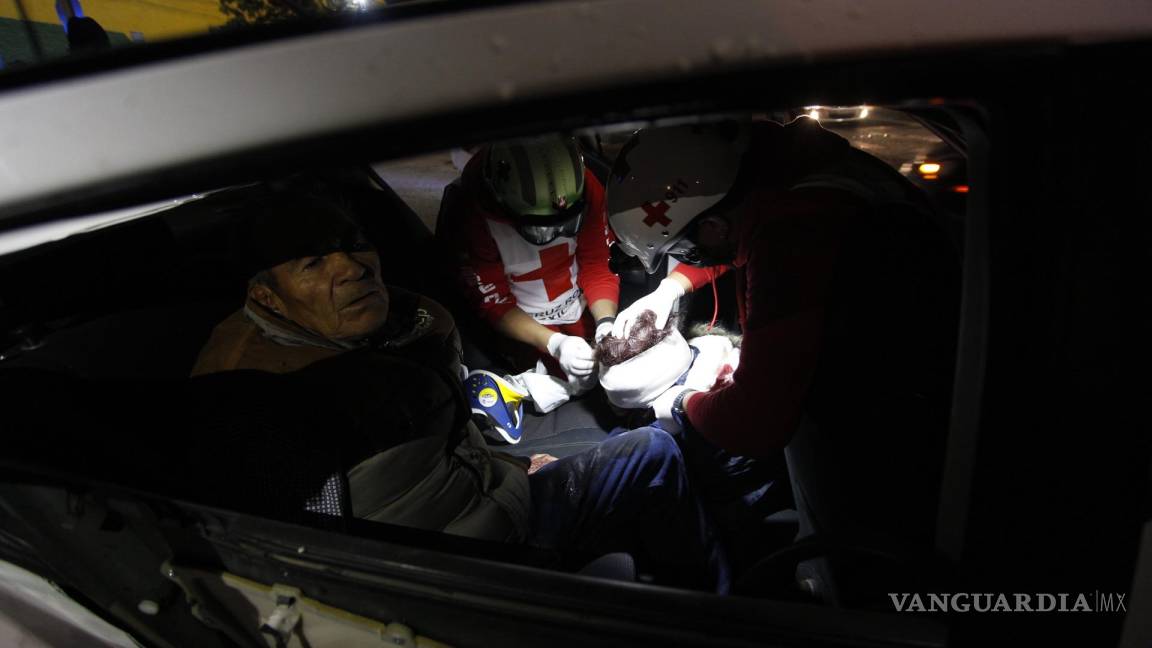 Por pasarse la luz roja y manejar en estado de ebriedad, conductor lesiona a dos en Saltillo