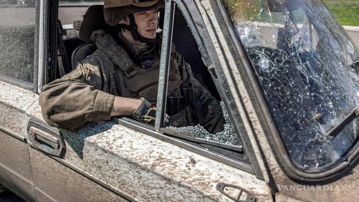 $!Un soldado ucraniano se sienta en un automóvil dañado por un ataque de artillería rusa en Khurakove, en la región de Donetsk, en el este de Ucrania.