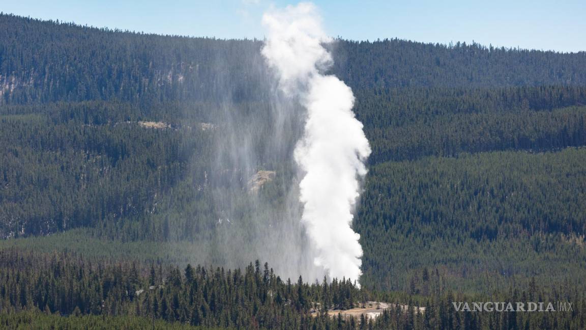 $!Vapor de Steamboat Geyser vista desde el mirador de Norris Geyser Basin.