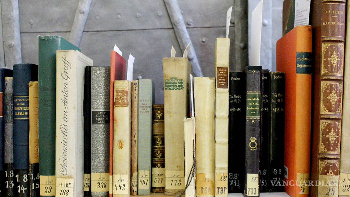 Restituyen libros robados por los nazis
