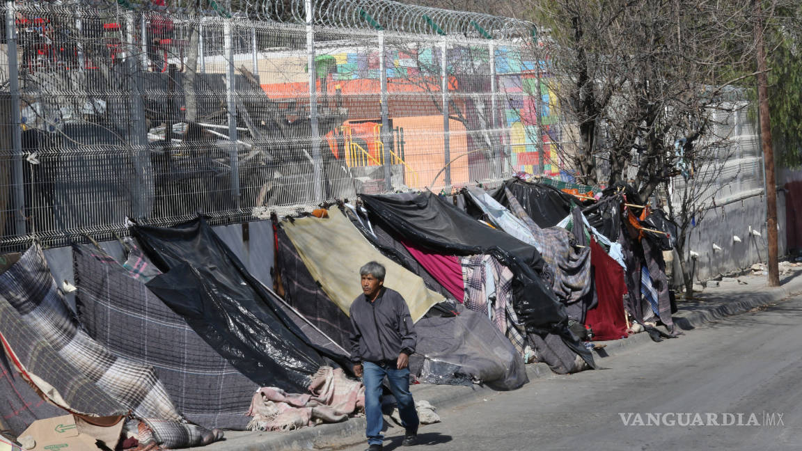 Vuelven migrantes a colocar campamento en calles de Saltillo