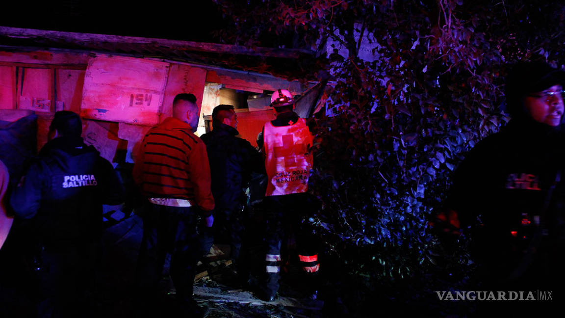 $!Jóvenes chocan y terminan metiéndose en una casa en Saltillo