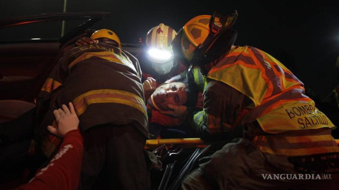 $!Rescatistas realizaron maniobras para poder rescatarlo y realizaron su traslado a la Clínica Dos del Seguro Social, en donde se reporta como delicado de salud.