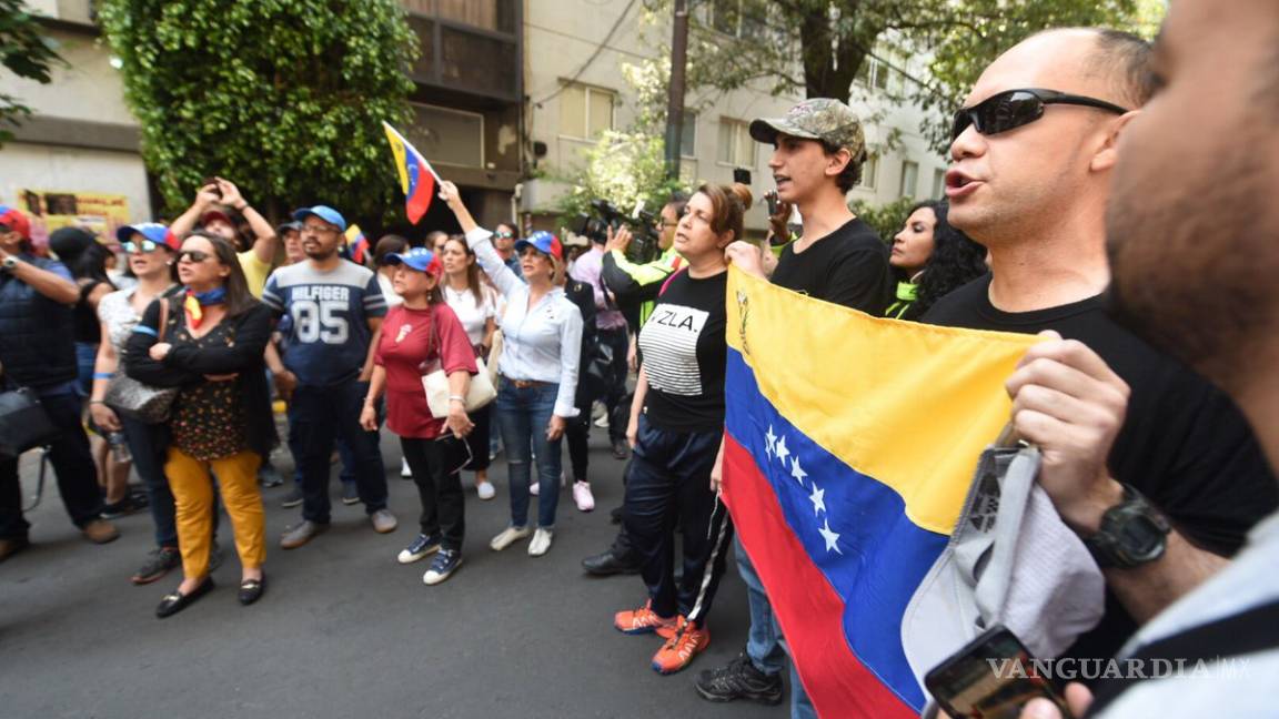 Se manifiestan venezolanos a favor y en contra de Guaidó en embajada de México