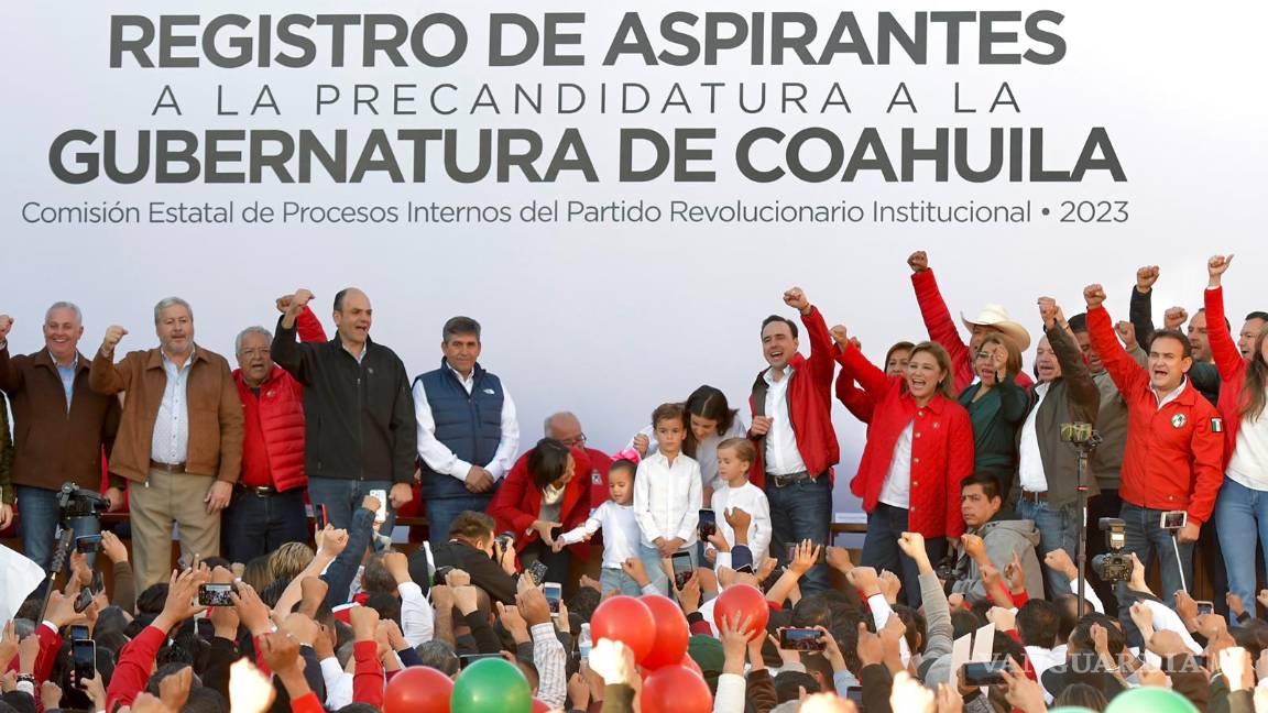 $!“Hago entrega de mis documentos para poder pasar al siguiente proceso de esta carrera”, comentó Manolo Jiménez al formalizar su registro en las oficinas de su partido en el bulevar Francisco Coss de Saltillo.