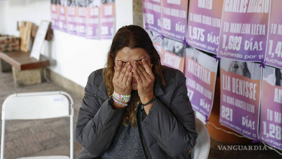 $!La cofundadora del Frente Nacional contra la Violencia Vicaria, Lisi Celis, llora durante una entrevista con EFE, en las afueras de Casa Jalisco en Guadalajara.
