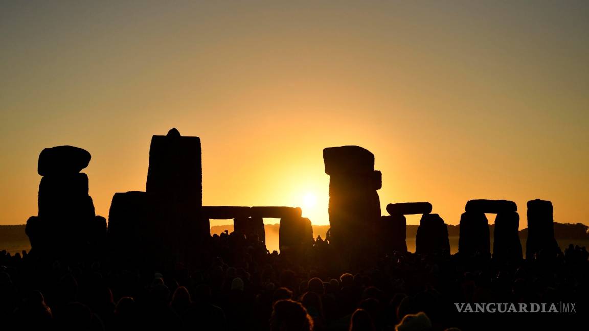 $!En Stonehenge se congrega miles de personas para recibir el solsticio de verano