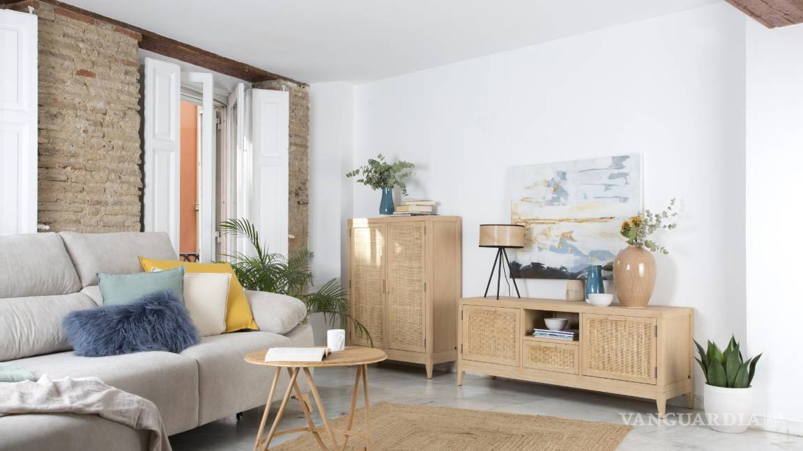 $!Comedor con muebles en materiales naturales y combinado con un sofá convencional.