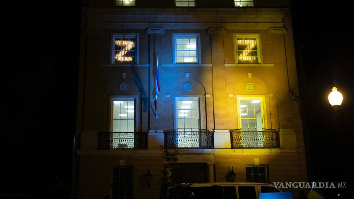 $!El personal de la embajada rusa muestra la letra “Z” en sus ventanas mientras los manifestantes proyectan los colores de la bandera de Ucrania en el edificio.