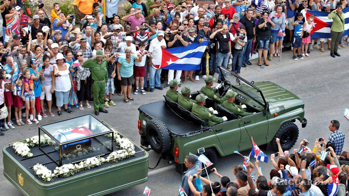 $!Imagen del 2 de diciembre de 2016, que muestra personas en el pueblo de Holguín mientras reciben las cenizas de Fidel Castro, en Holguín, Cuba. EFE/Ernesto Mastrascusa