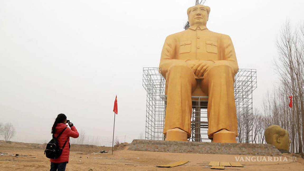 $!Erigen gigantesca estatua del dictador Mao Zedong
