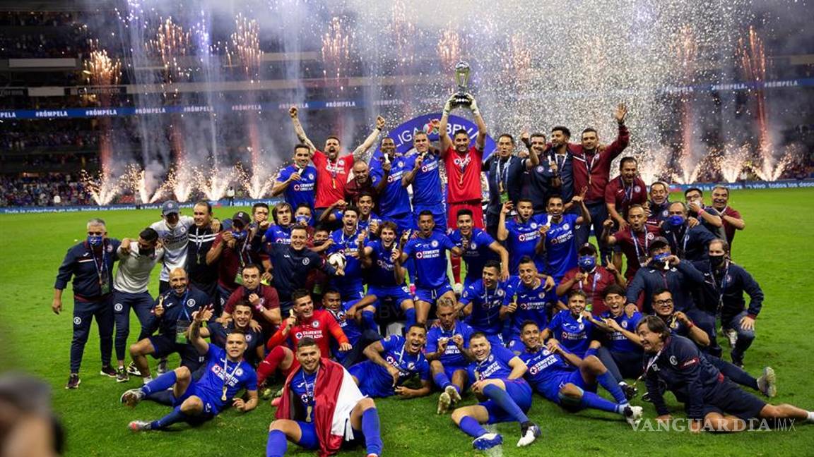 $!Después de 23 años en silencio, así celebran aficionados al campeón Cruz Azul