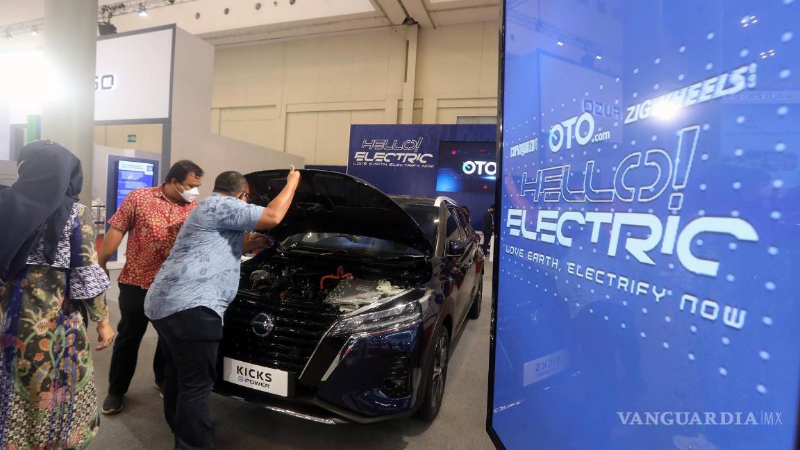 $!Los visitantes miran el compartimiento del motor de un automóvil eléctrico Nissan Kicks E-Power durante el Gaikindo Indonesia International Auto Show 2021 en Tanggerang, Banten, Indonesia. EFE/EPA/Bagus Indahono