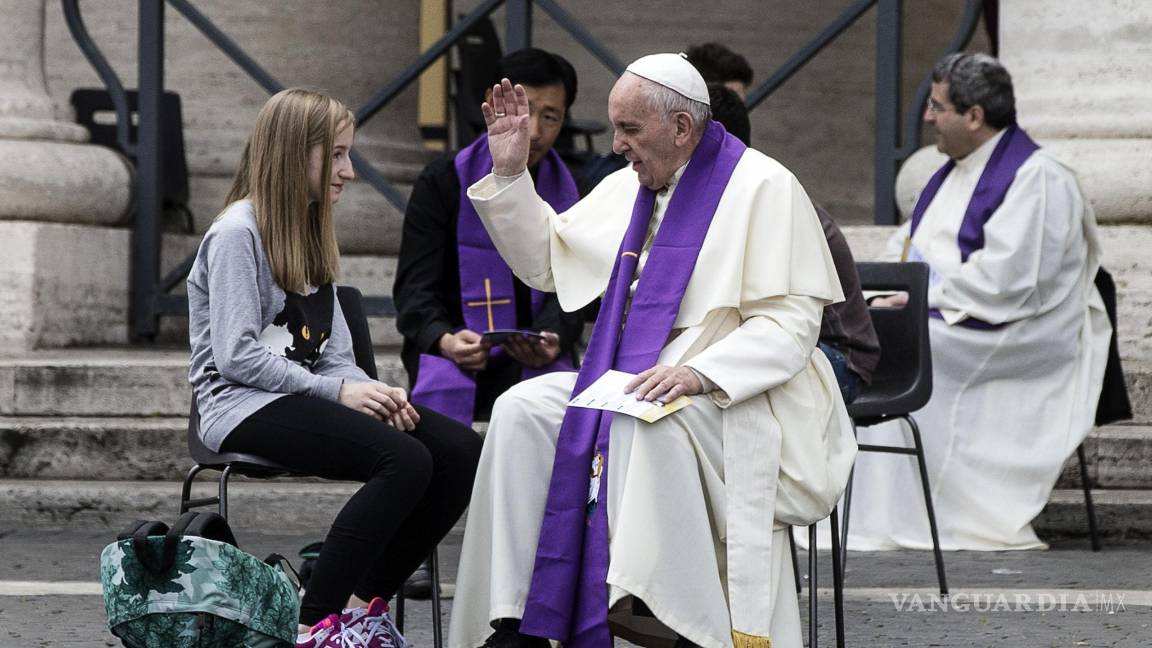 $!El Papa sorprende a adolescentes al presentarse como su confesor