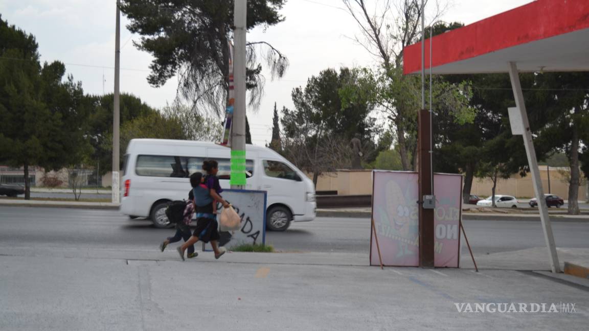 Huyen mujeres con niños que piden dinero, tras operativo de asegurar a los menores en riesgo en las calles de Saltillo