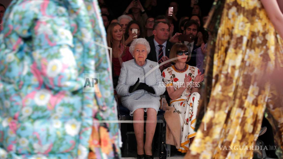 $!La reina Isabel II asiste por 1ra vez a la Semana de la Moda