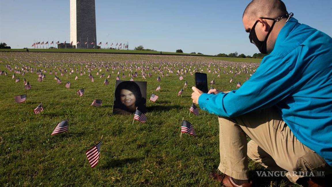 $!Miles de banderas de EU lloran a las 200 mil personas muertas por COVID-19 (fotogalería)