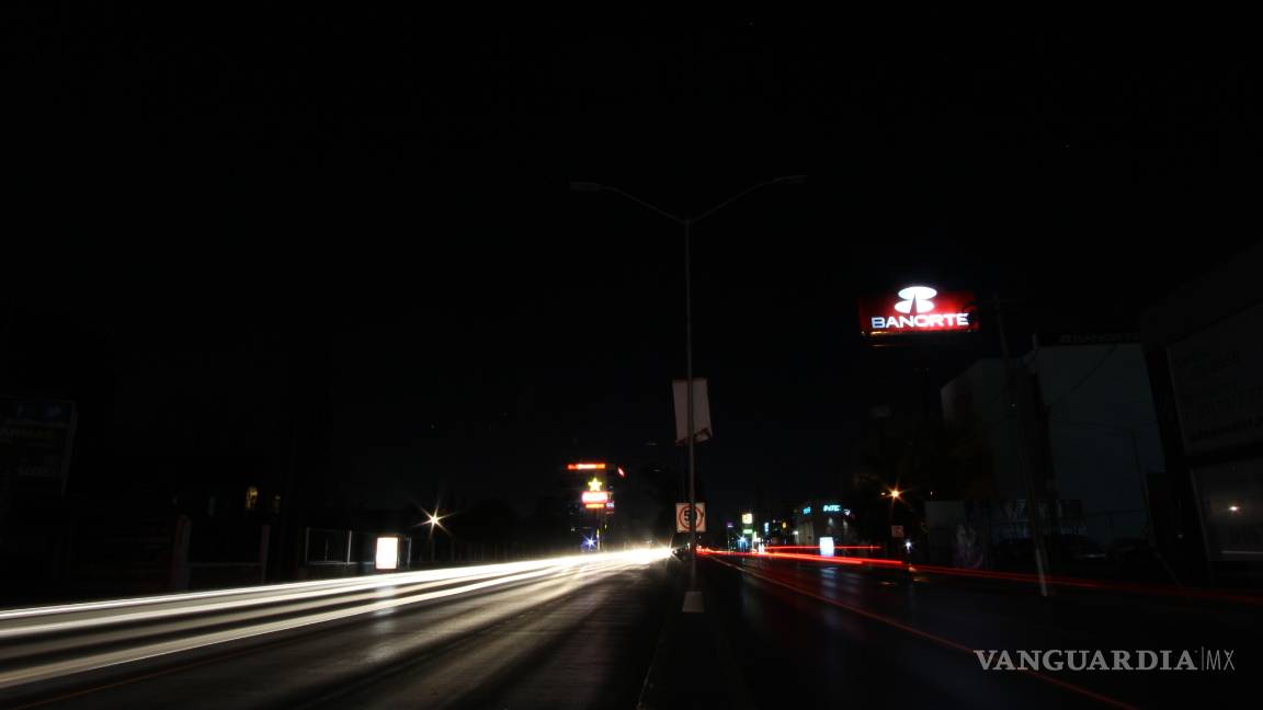 $!Fallan nuevas luminarias en Saltillo