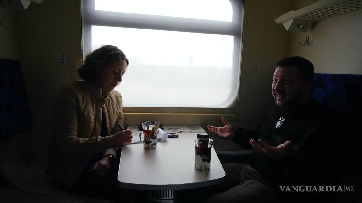 $!El presidente de Ucrania, Volodímir Zelenski, habla durante una entrevista con Julie Pace, vicepresidenta y editora ejecutiva de The Associated Press.