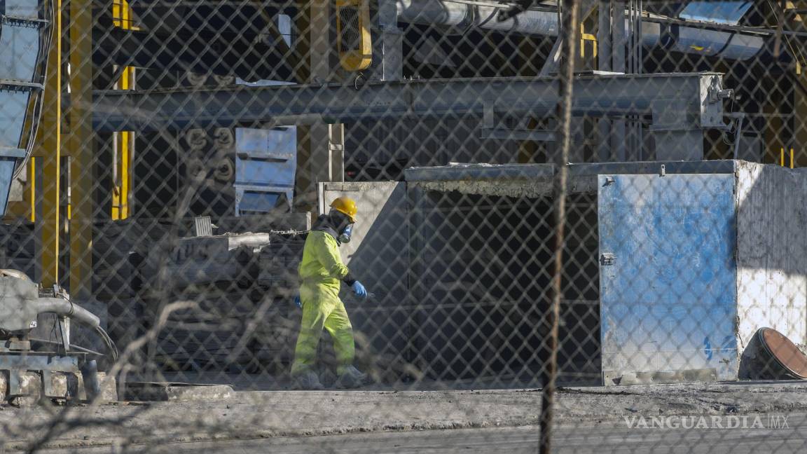 $!n trabajador fuera de una planta de reciclaje de baterías de automóviles en Monterrey, México.