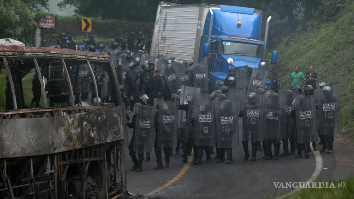Liberan a 18 normalistas detenidos en Michoacán; siguen detenidos 31