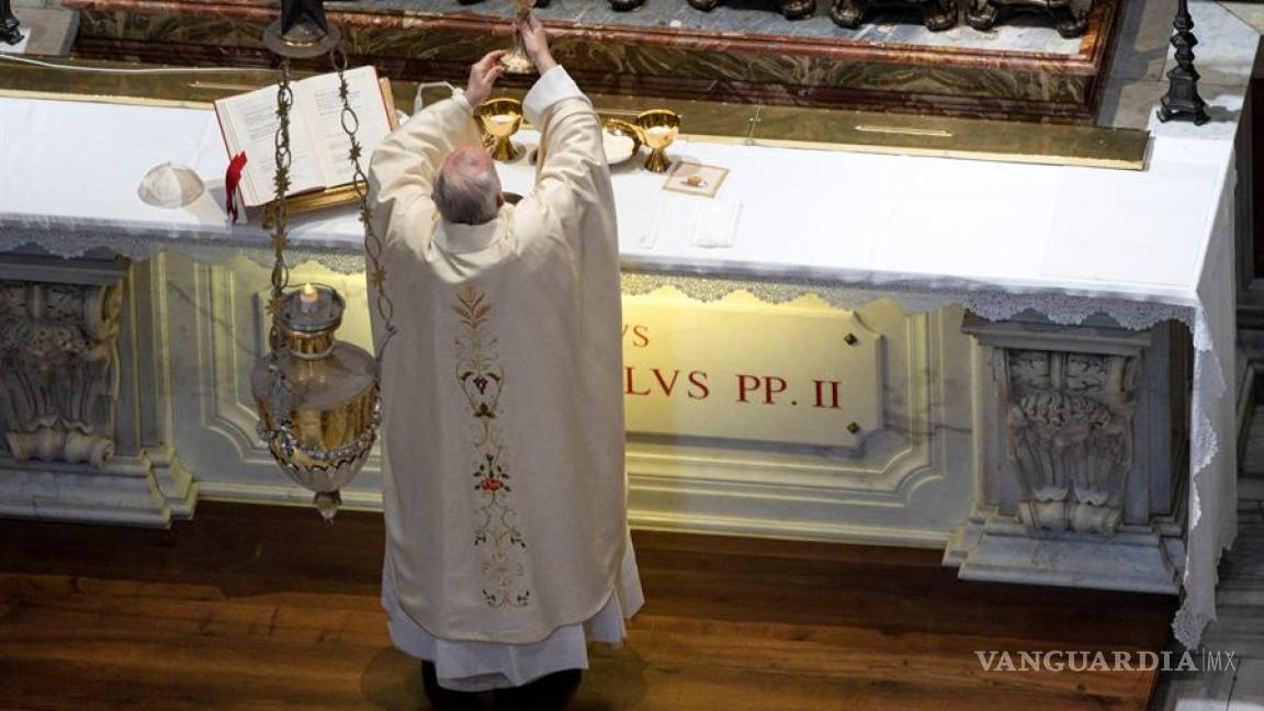 El papa Francisco celebra con una misa el centenario del nacimiento de Juan Pablo II con fieles