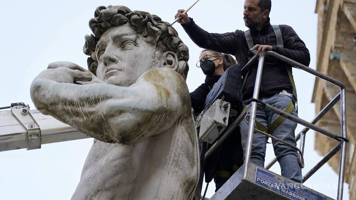 $!Técnicos del ayuntamiento de Florencia supervisan la copia del David de Miguel Ángel. EFE/Ayuntamiento de Florencia