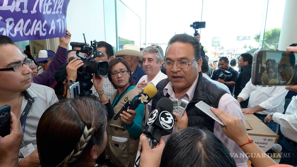 $!Entrega Javier Guerrero 47 mil firmas para su registro como candidato independiente por Coahuila; promete llegar a 200 mil