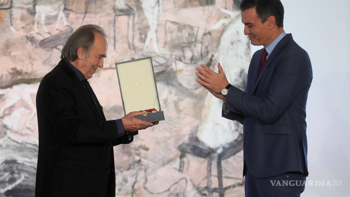 $!El presidente del Gobierno, Pedro Sánchez condecora con la Gran Cruz de la Orden Civil de Alfonso X el Sabio a Joan Manuel Serrat. EFE/Fernando Alvarado