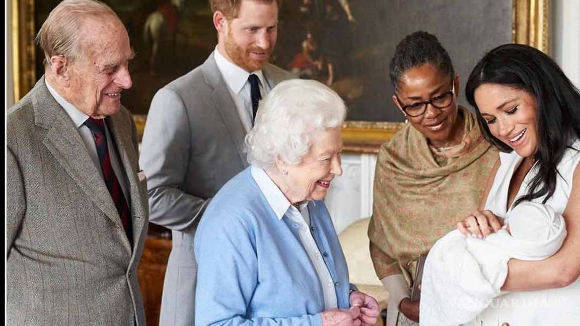 $!La reina Isabel tendría la custodia del hijo del Príncipe Harry y Meghan Markle