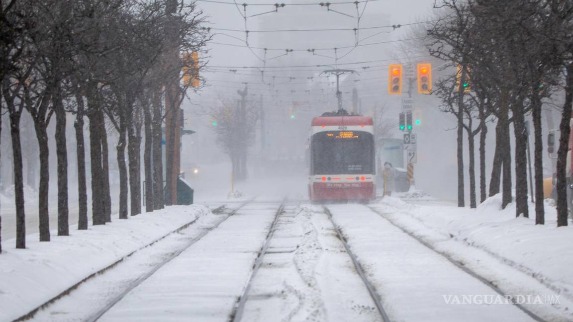 $!Fotografía que muestra un tranvía durante una nevada este domingo, en Toronto, Canadá.