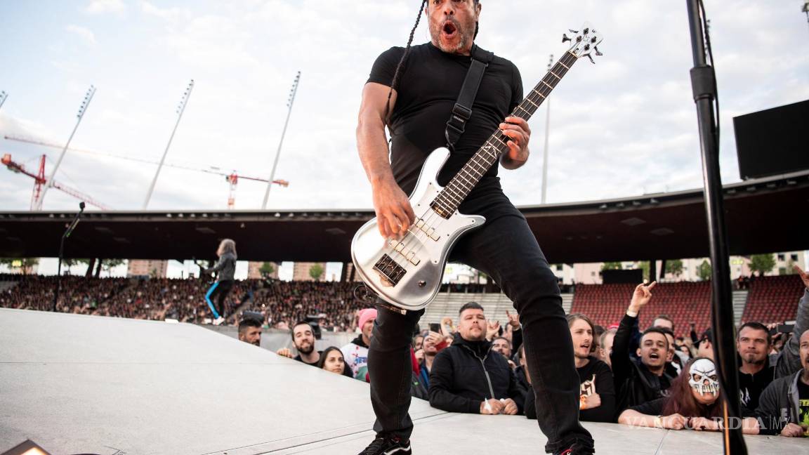 $!El bajo Robert Trujillo, de origen mexicano, en un concierto de Metallica en Zurich (SuizaI), el 10 de mayo de 2019. EFE/EPA/Ennio Leanza