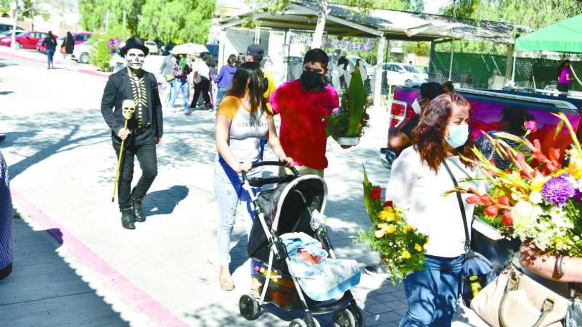$!La basura que se generó al limpiar las tumbas formaba montañas en los pasillos.