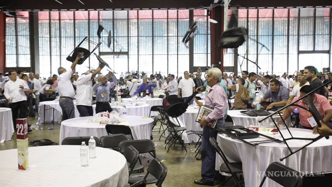 $!Termina en golpes y sillazos foro educativo convocado por AMLO en Acapulco