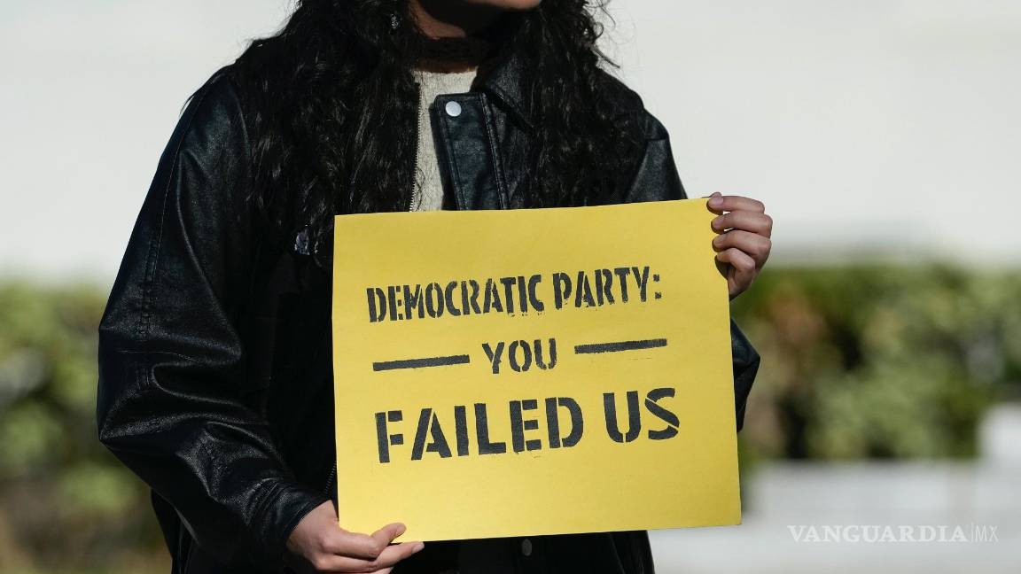 $!Un estudiante protesta por la reelección del presidente electo Donald Trump en el campus de la Universidad de California en Berkeley.