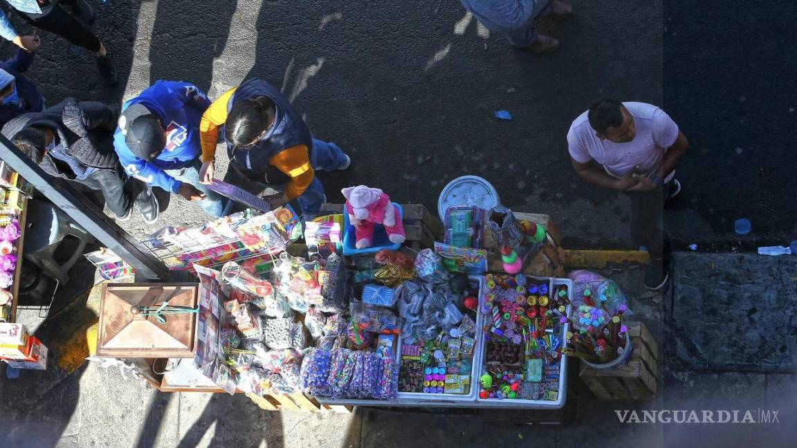 Burlan la ley y venden pirotecnia en mercados de Saltillo; se arriesgan a multa de 20 mil pesos
