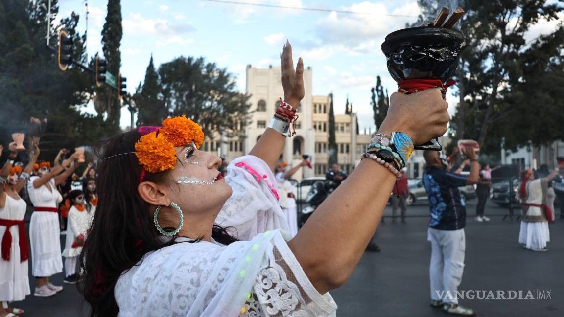 $!Danzantes y motociclistas se unen en un desfile que mezcla tradición y modernidad.
