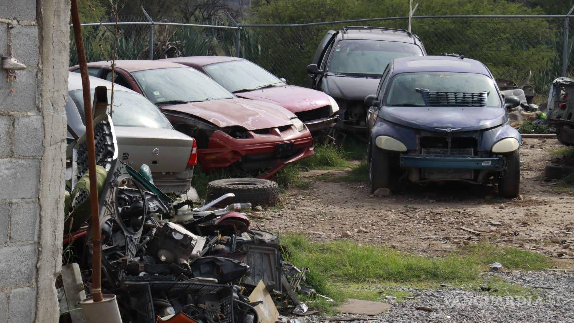 $!De los automóviles solo es reciclable el metal, mientras que el resto de partes, como asientos, alfombras o vidrios, son basura y no pueden ser reciclados.