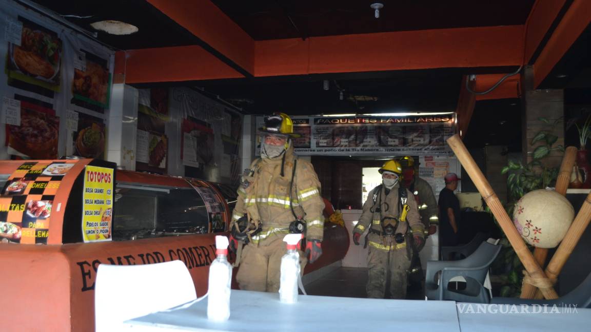 Conato de incendio en una rosticería moviliza a bomberos de Saltillo
