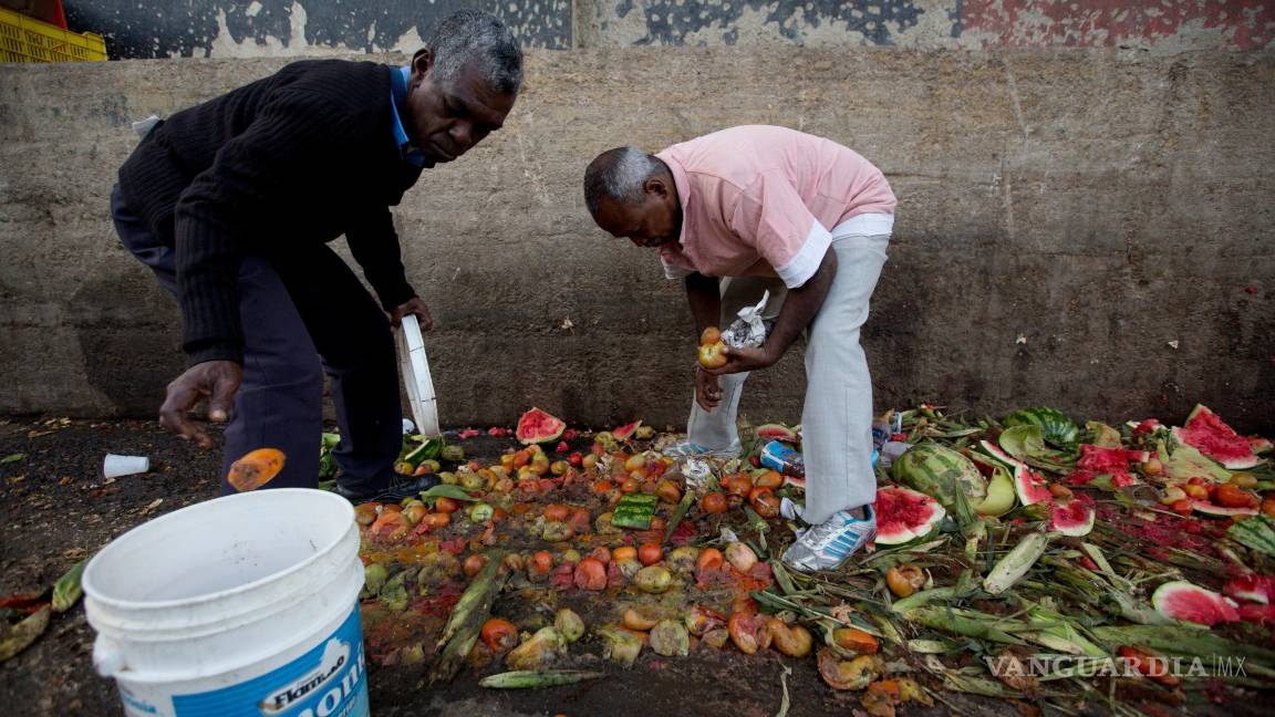 $!Ante la crisis, venezolanos buscan comida en basurales