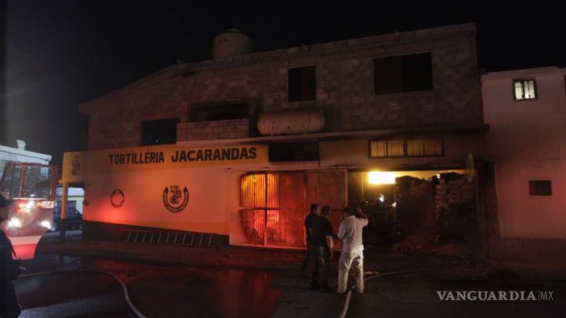 $!En primera instancia, cerraron los tanques de gas que se encontraban en la parte superior del negocio para combatir el siniestro.