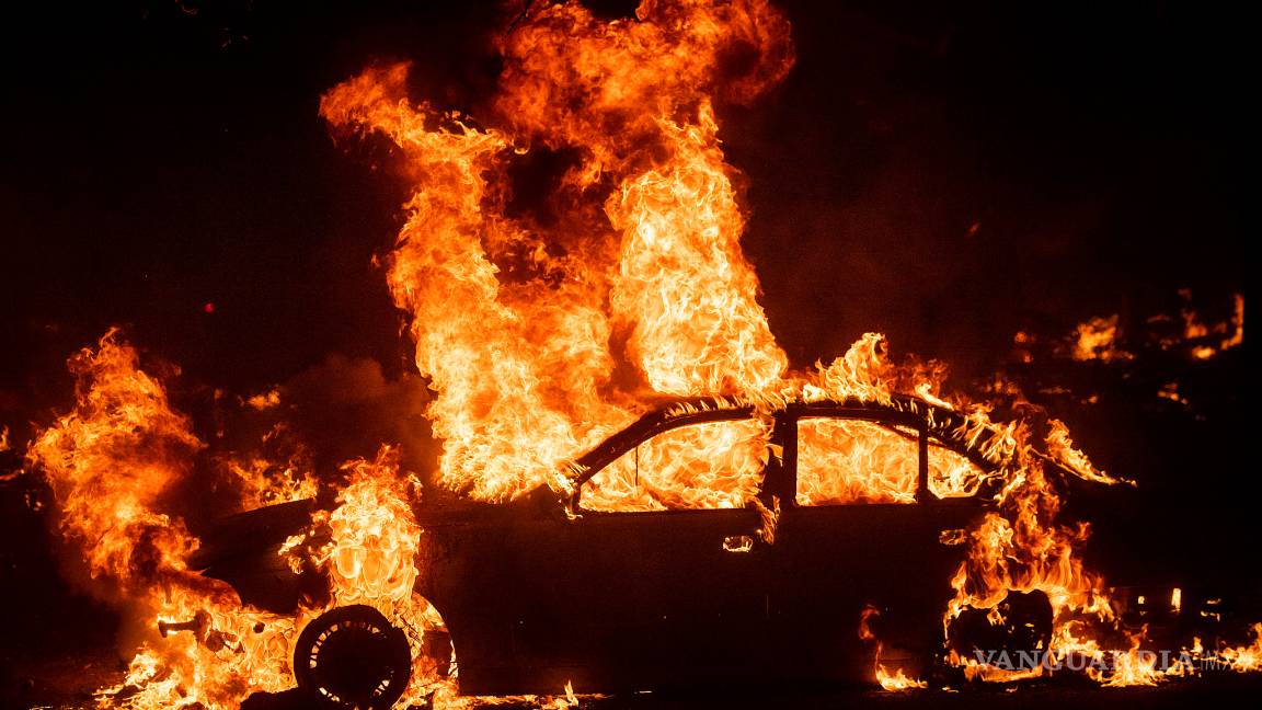 $!Vientos dan vida a incendio en california